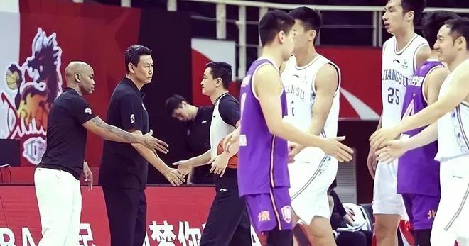 居然还敢来挑衅,菲律宾再次集结11艘船硬闯中国黄岩岛领海,水炮专治头铁猴儿!