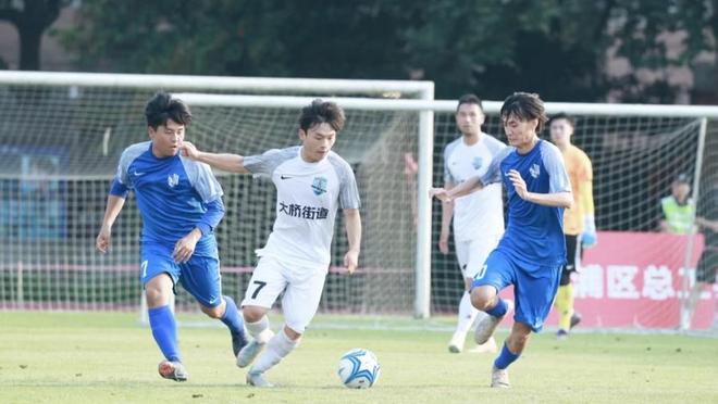 8万人面前泪如雨下!39岁梅西戴上银牌:过于悲伤 坐地上偷抹眼泪